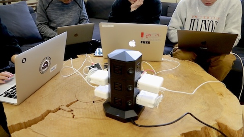 【人気のアイテム】一言でいえば、充電ステーション。21台のガジェットを同時充電できる「タワー型電源タップ」