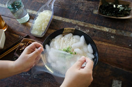 すべり止めやナベつかみにも。洗って何度も使えるニトリの｢シリコンラップ｣