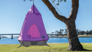 室内でも屋外でも吊り下げるだけで秘密基地みたいなプライベート空間を作れるハンモック【今日のライフハックツール】