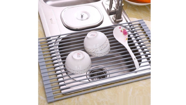 折りたためて省スペース。シリコンでできたYisisの水切りラック