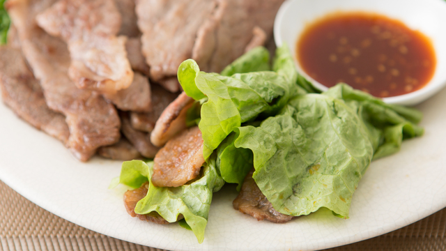 ヘルシーなだけでなく、より焼肉がおいしくなる! 肉に巻きたい「葉もの」ランキング