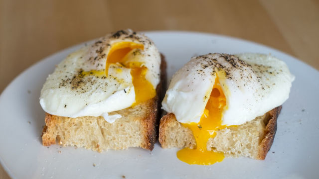 フライパンでできる！ 失敗しないポーチドエッグの作り方