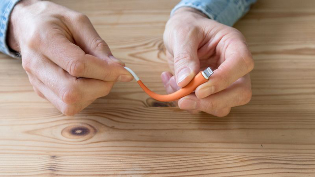 自分で修理可能な選択肢を広げてくれる、固まるとゴムになる粘土【今日のライフハックツール】