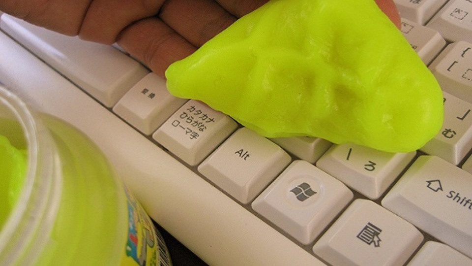 汚れたスマホやキーボードの掃除は拭かずにくっつけるとはかどる