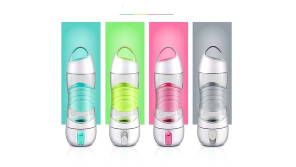 水筒にLEDライトやリマインダー搭載! 4つの機能を有した「スマートドリンクボトル」