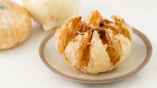 サクサクジューシー！ 粉と水と玉ねぎだけで作れる｢新玉ねぎの丸ごと揚げ｣