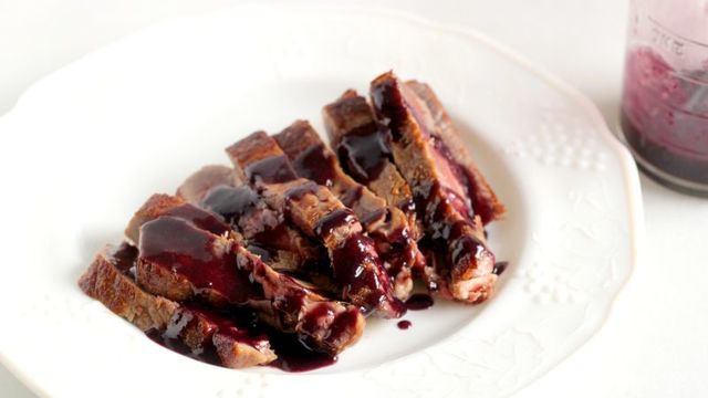 どんなお肉とも相性抜群! 甘辛ブルーベリーソースの作り方