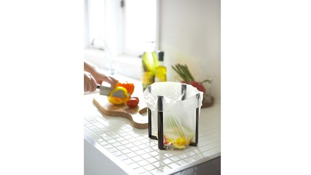 キッチンやお風呂場にいかが? 折りたためるゴミ箱「ポリ袋エコホルダー」