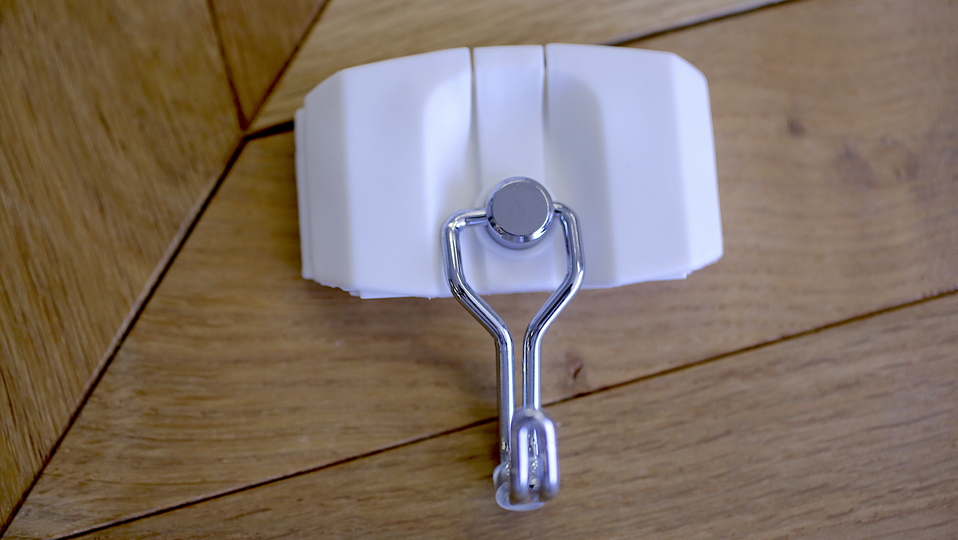 便利すぎてマグネットフックの未来を見た気がした 変幻自在の曲面対応フック ライフハッカー 日本版