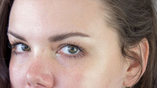 光の効果で若々しく輝く肌を作る、効果的なハイライターの使い方