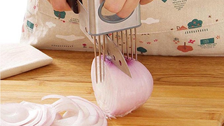 滑りやすい食材は一刺しでサクっと固定してきれいにカットしよう【今日のライフハックツール】