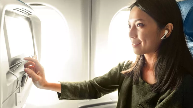 機内の映画を｢AirPods｣で観る方法