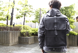 雨の似合う大人になれる。レインコートの素材を使ったバックパック｢RAINS｣を雨の日に使ってみた