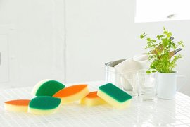 キッチンやお風呂場に1個は置いておきたい。耐久性や抗菌性の高い「亀の子スポンジ」