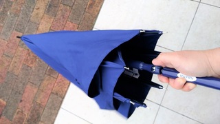 玉のように水を弾く傘なら、周囲も自分も濡れず気分もハレやか【今日のライフハックツール】