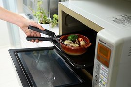 火傷の心配もなし。熱い鍋やプレートは「耐熱鍋つかみ」で運ぶのが正解