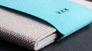 技ありな伸縮する布製ケースでお札もカードもイヤホンもスッキリ持ち歩ける【今日のライフハックツール】