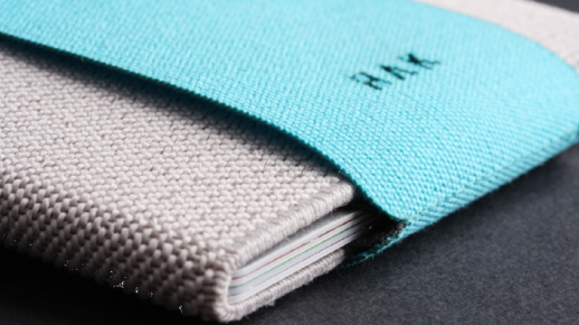 技ありな伸縮する布製ケースでお札もカードもイヤホンもスッキリ持ち歩ける【今日のライフハックツール】