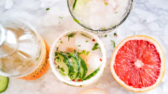 サマードリンクに塩を入れると良いことずくめ。アイスコーヒーからカクテルまで楽しもう