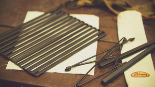 クルクル丸めて持ち運べるBBQグリルなら、片付けも楽でどこでも楽しめる【今日のライフハックツール】