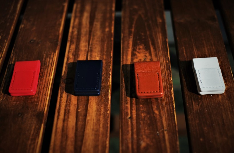 これぞクリップの進化形。革の素材感が秀逸な多機能クリップ「Penclip Type-A」