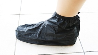 予期せぬ雨でも靴を濡らさない、履いたまま着脱できて鞄にポンと入れておけるシューズカバー【今日のライフハックツール・ベスト版】