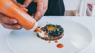 台所にある調味料や液体は、ボトルに変えるだけで時短で便利に