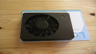 蒸し暑い日の不快対策&PCのクールダウンはこのコンパクトデスクファンで