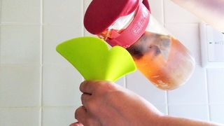 コンパクトにたためるシリコン漏斗は詰め替えだけでなく、プロテインみたいな粉を入れるのにも便利【今日のライフハックツール】