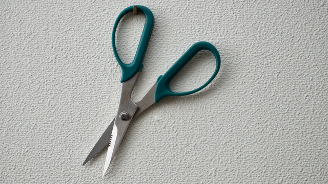 ツルツルのプラ板や電気コード、クタクタのタオルもジャキリと切れる「工具」なハサミ【今日のライフハックツール】