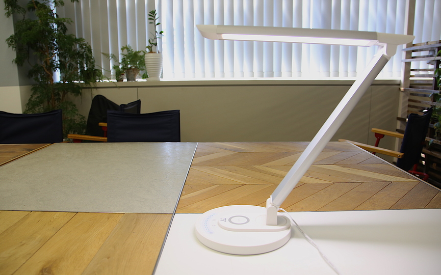 ワイヤレス充電器は早くも不要? デスクライトに組み込まれたら省スペースになった