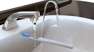 歯磨きでコップ要らずの究極の形。公園にある「水飲み水栓」を内蔵したような歯ブラシ【今日のライフハックツール】