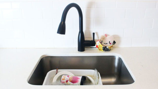 食器洗いで「洗い桶」を使う人が得をする理由