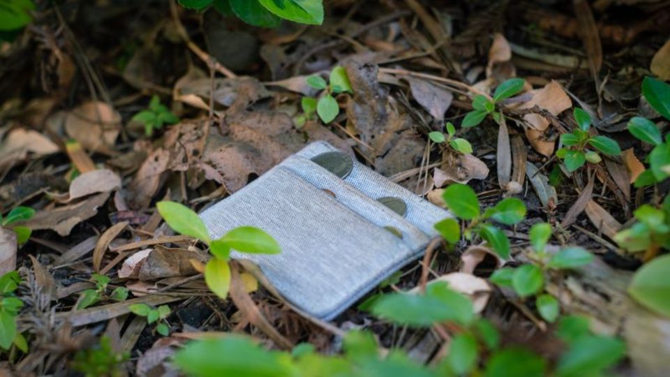 日本ではちょっと考えられないかも…。屋外で落とした財布を見つける、ユニークなアイデア