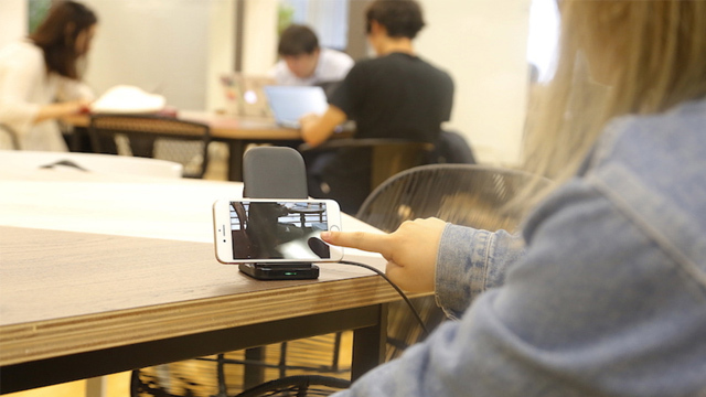 【読者限定で10%オフ!】充電できるスマホスタンドってホントに便利。RAVPowerの「ワイヤレスチャージャー」