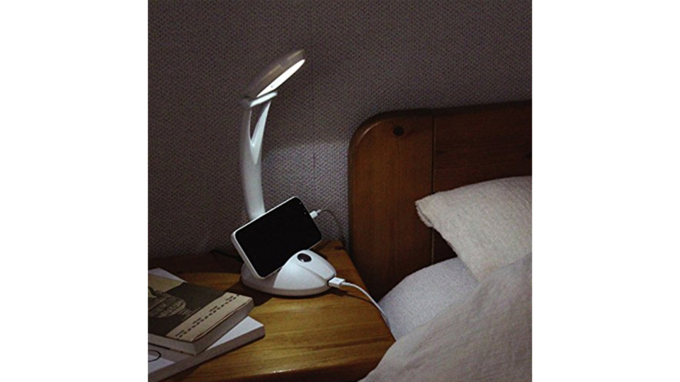 ベッドまわりをスッキリ。このライトが解決します