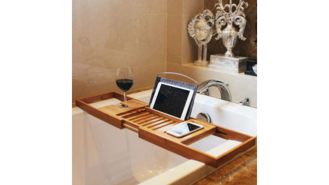 お酒をのみつつ映画鑑賞。バスタイムの癒し度をアップするグッズいいな〜