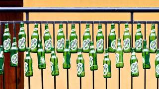 栓抜きがないときに、瓶ビールを使って開ける裏ワザ