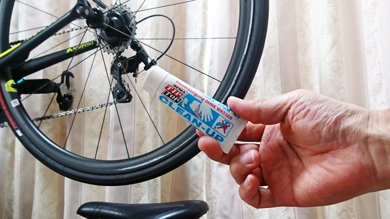 水なしで手の油汚れが消しゴムのカスのようにポロポロ落とせるクリーナー ライフハッカー 日本版
