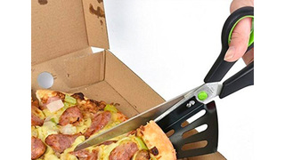 ピザは専用ハサミで切り分けが便利！ 食卓の手間、ちょっと減らせました