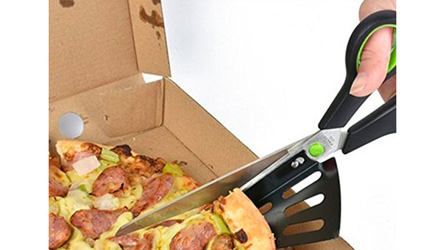 ピザは専用ハサミで切り分けが便利！ 食卓の手間、ちょっと減らせました