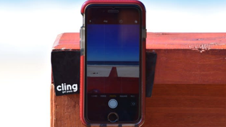 スマホや小物を壁の好きなところに設置できる吸着式ステッカー【今日のライフハックツール】