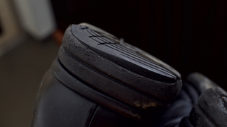 すり減った靴底が10分の作業でよみがえる!? 土日にできる塗るだけ簡単DIY【今日のライフハックツール】