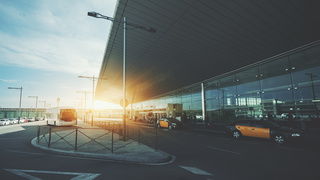 慣れない土地で交通費を節約するには？ 世界の主要空港の交通手段と料金比較