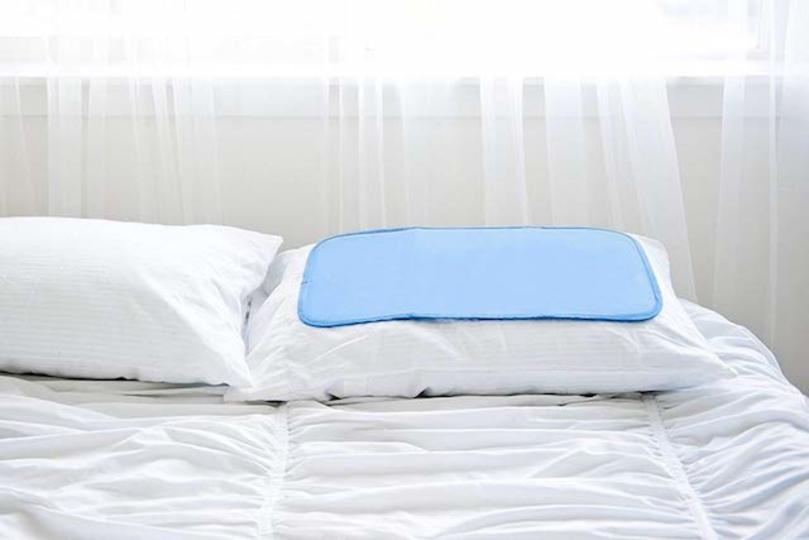 枕がひんやりでぐっすり。今年の夏は冷感マットで熟睡してみない?