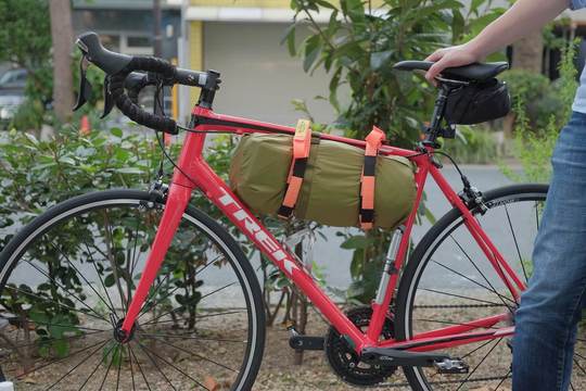 かさばる荷物も｢全部載せ｣。伸縮ストラップ｢WRAPTIE｣を自転車で使ってみた
