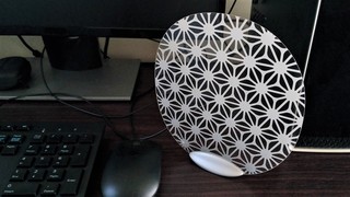 使用するときだけでなく、デスクに立たせて置いているときも涼を感じるうちわ【 今日のライフハックツール】