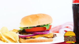 おいしさのコツはパティ薄め。アメリカの定番ハンバーガーの簡単レシピ