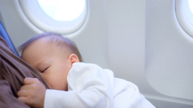 持ち込む必要なし！ 機内で授乳クッションは手作りできる