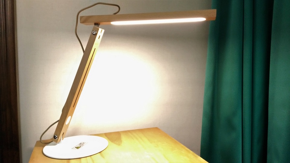 機能もブナの木目も優しい。机や枕元で違和感なく置けるLEDデスクライト【今日のライフハックツール】